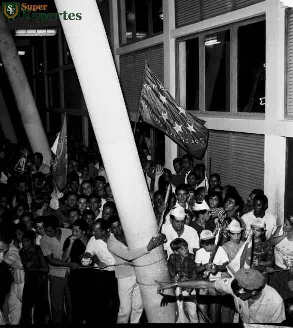 Jogadores do Cruzeiro são recebidos com festa no Aeroporto da Pampulha, em Belo Horizonte, após a conquista da Taça Brasil, em São Paulo, diante do Santos de Pelé