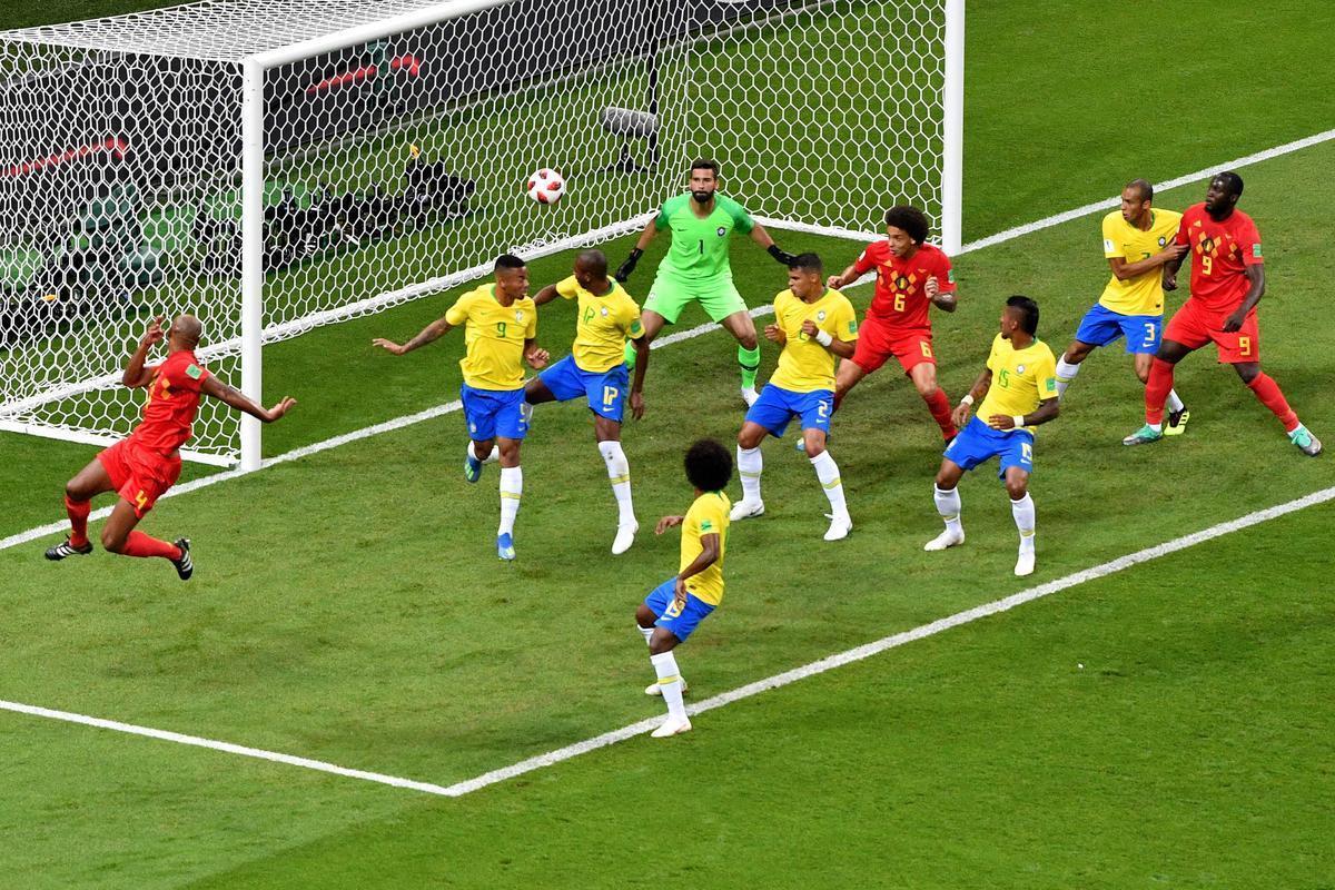 Fernandinho errou ao tentar tirar a bola em escanteio e colocou contra as prprias redes