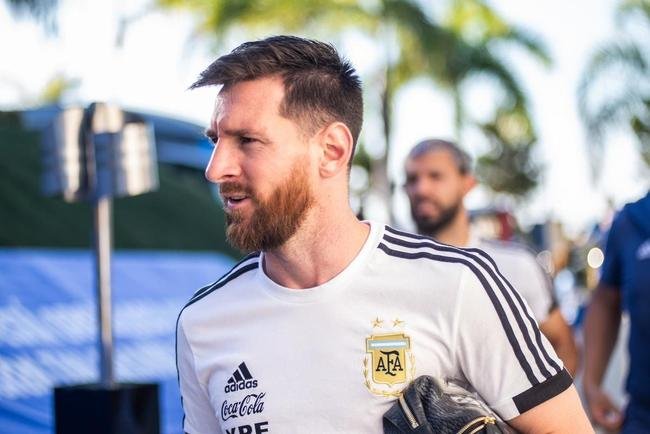 Messi na chegada  Toca da Raposa II, centro de treinamento do Cruzeiro