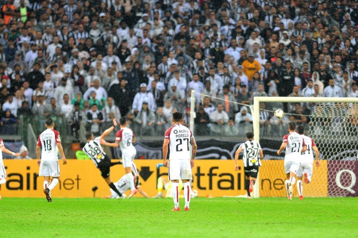 Fotos do primeiro tempo do duelo entre Atltico e Coln, no Mineiro, pela semifinal da Copa Sul-Americana