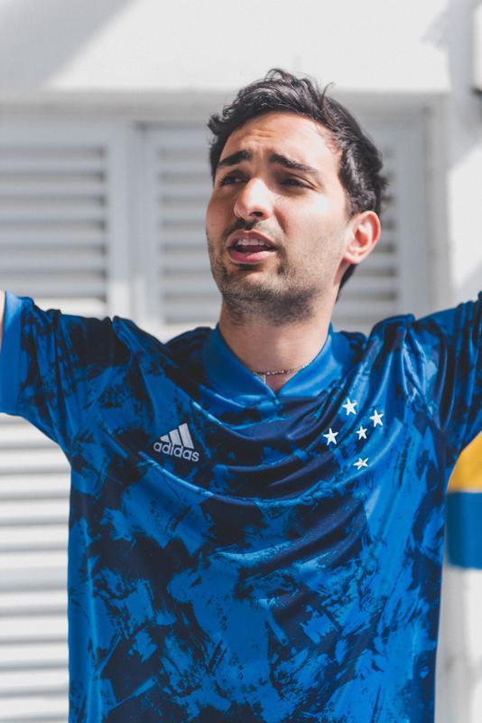 Fotos da nova camisa 3 do Cruzeiro, produzida pela Adidas