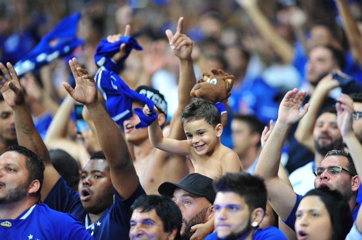 Rafinha entrou na etapa final, 'voou em campo' e marcou os dois gols que fecharam a vitria