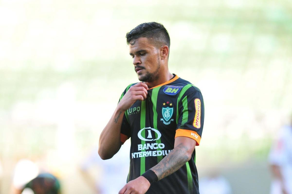 Rafael Bastos (meia) - um de seus trs gols pelo Amrica foi marcado no clssico contra o Atltico pela Primeira Liga, num belssimo chute do meio-campo. Talvez tenha sido o momento mais marcante do meio-campista, que sofreu com muitas cobranas por parte da torcida e deixou o Lanna Drumond antes mesmo do encerramento da temporada. Em 2018, Rafael Bastos defender o CRB.