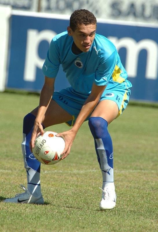 Zagueiro Maicon em seu incio de carreira no Cruzeiro, no ano de 2007. 