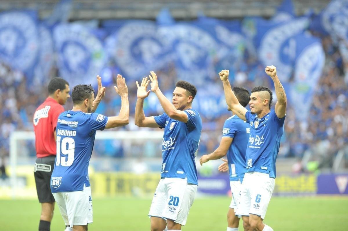 Fotos do gol de Marquinhos Gabriel, do Cruzeiro, sobre o Atltico, na primeira partida da deciso do Mineiro; Meia-atacante chutou de perna esquerda, e a bola entrou no canto direito de Victor aps desvio em Leonardo Silva