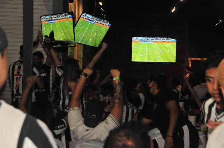 No bar Devotos, em Belo Horizonte, torcida do Atltico vibra com gol de Zaracho sobre o Palmeiras no Allianz Parque