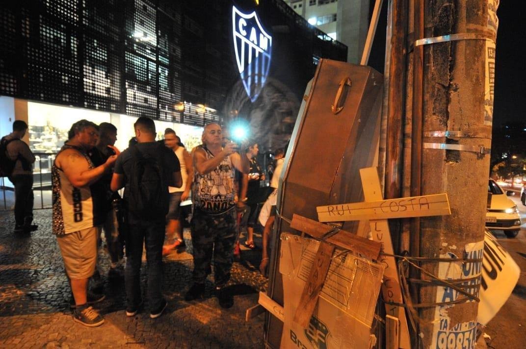 Na noite desta quinta-feira, manifestantes protestaram contra o presidente Srgio Sette Cmara e o diretor de futebol Rui Costa