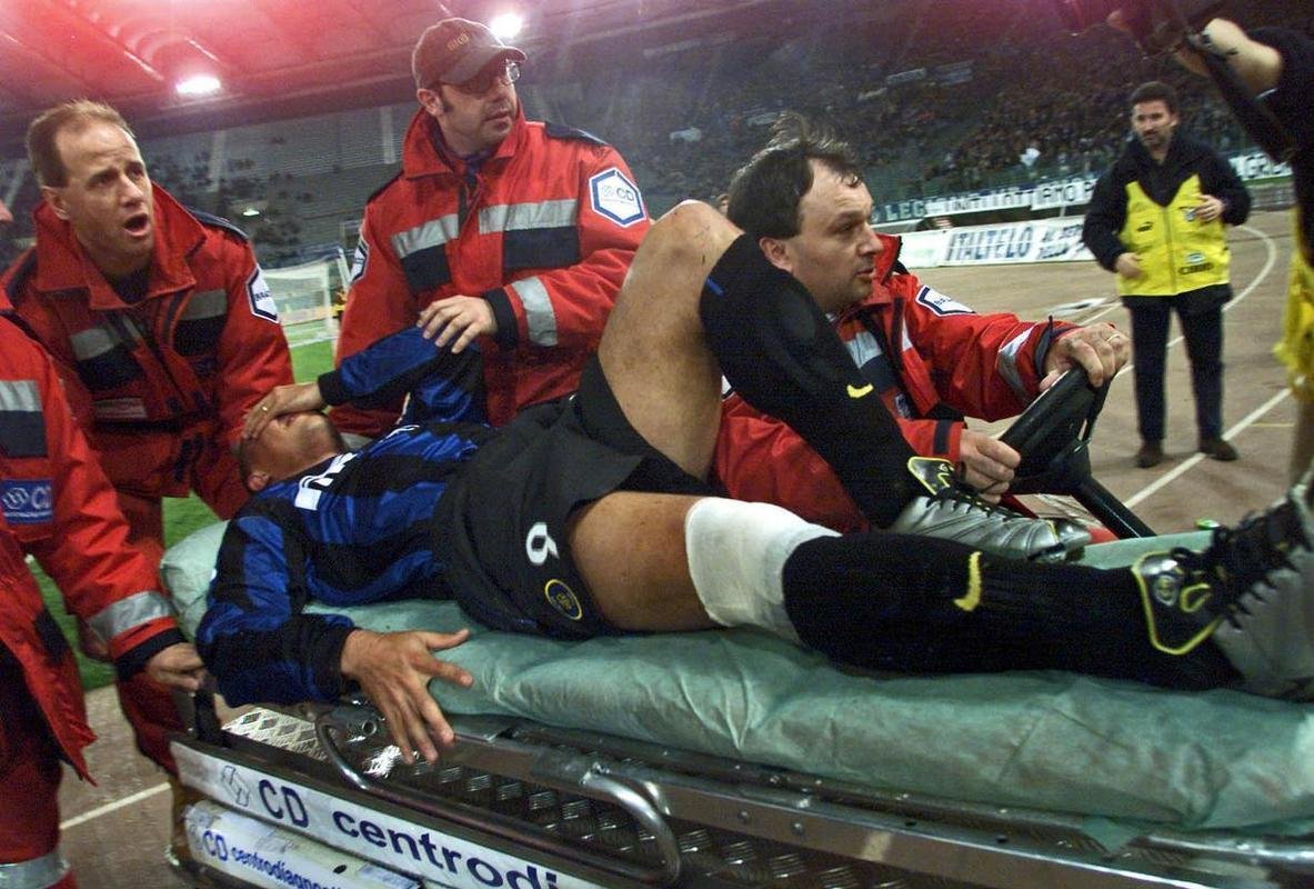 Copa do Mundo de 2002 (Coreia do Sul/Japo) - Ronaldo sofreu grave contuso em 2000 e ficou 16 meses em recuperao. Apesar de o atacante no ter participado de nenhum jogo das Eliminatrias, o tcnico Luiz Felipe Scolari acreditou em sua recuperao e o convocou para o Mundial na Coreia do Sul e no Japo. Ronaldo foi o artilheiro da Copa com oito gols, dois deles na final contra a Alemanha.