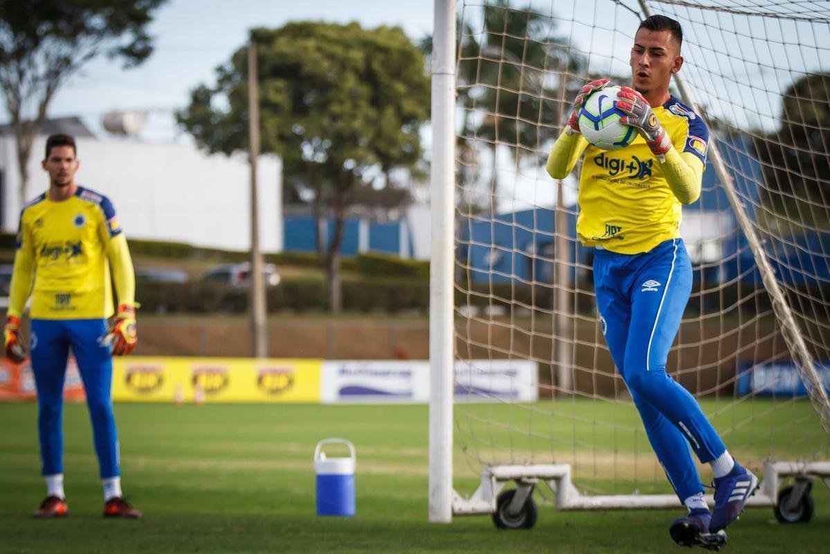 A comisso tcnica do Cruzeiro permitiu que a imprensa acompanhasse somente o comeo das atividades desta quinta-feira, na Toca da Raposa 2. Em campo, foi possvel ver o meia Rodriguinho, que segue programao especial de exerccios elaborada pelos profissionais do clube. O time se prepara para o jogo-treino de segunda-feira, contra o Amrica, que servir de teste visando  retomada das competies. No coletivo de tera-feira, a escalao teve Fbio; Lucas Romero, Ded, Leo e Egdio; Henrique e Jadson; Marquinhos Gabriel, Thiago Neves e David; Fred. Vale ressaltar que o meia Robinho havia sido poupado desse trabalho.