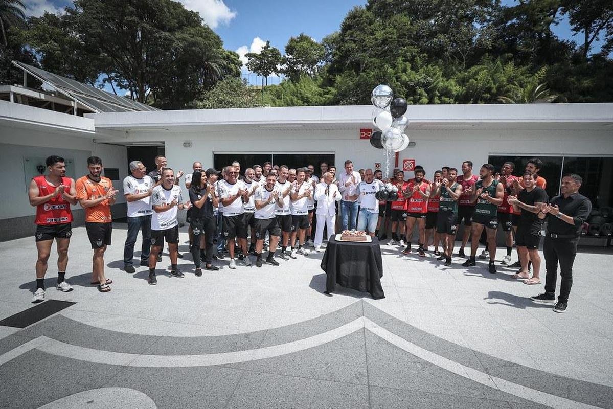 Comemorao pelo aniversrio do Galo e treino