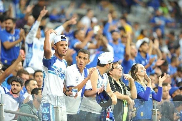Torcida cruzeirense encarou engarrafamento, chegou atrasada, mas compareceu em bom nmero