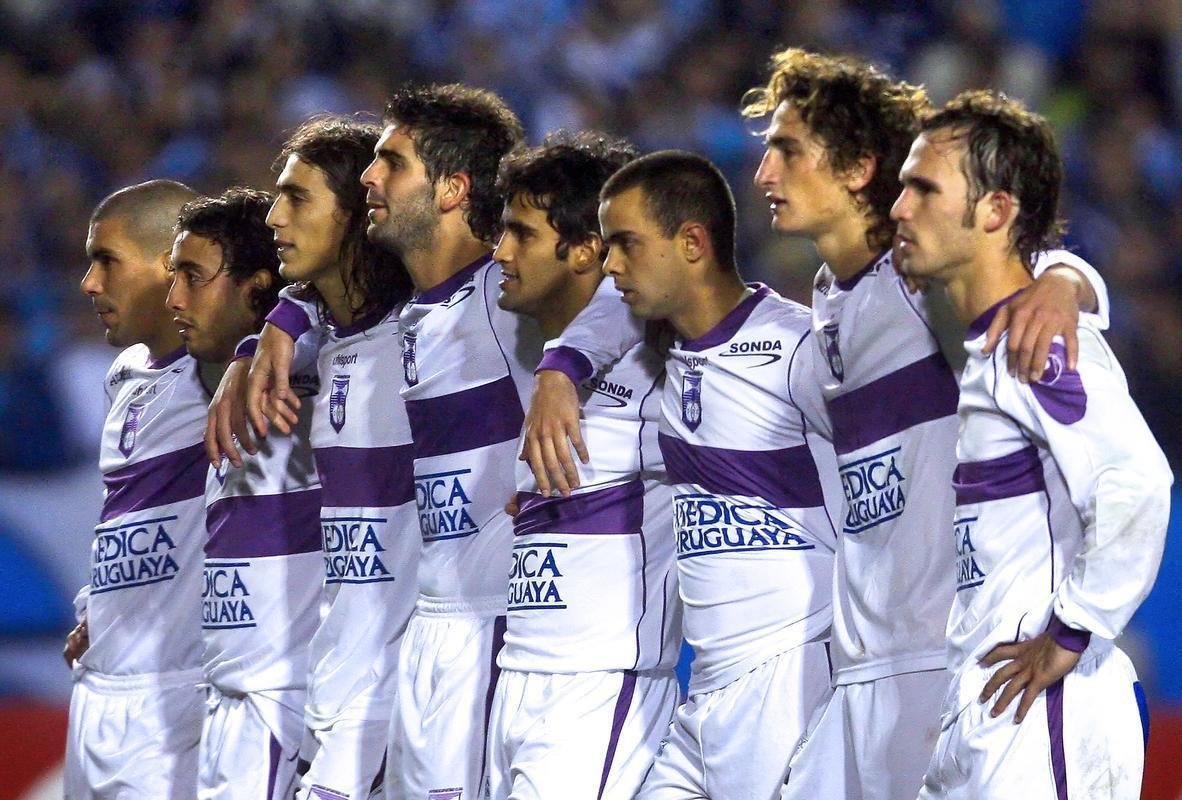 Em 2007, o Defensor-URU passou com trs vitrias, nenhum empate e trs derrotas. O time foi eliminado nas quartas de final.