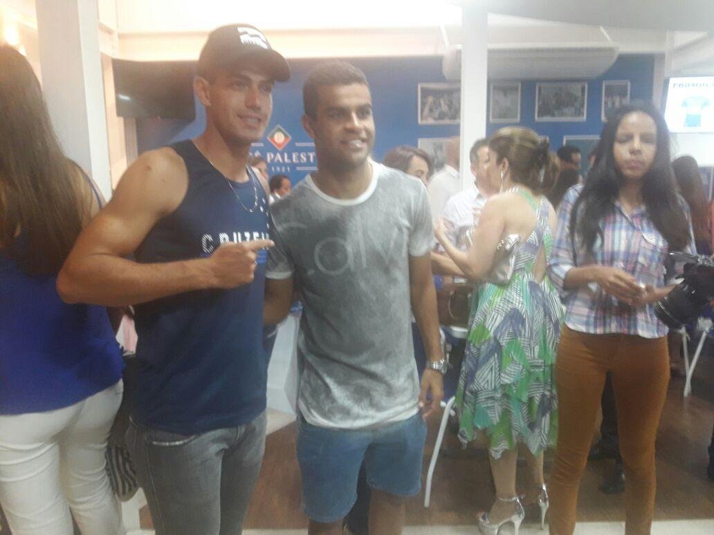 Zagueiro Leo lanou no Barro Preto o livro A Quinta Estrela, sobre o penta da Copa do Brasil. Atacante Alisson prestigiou evento.