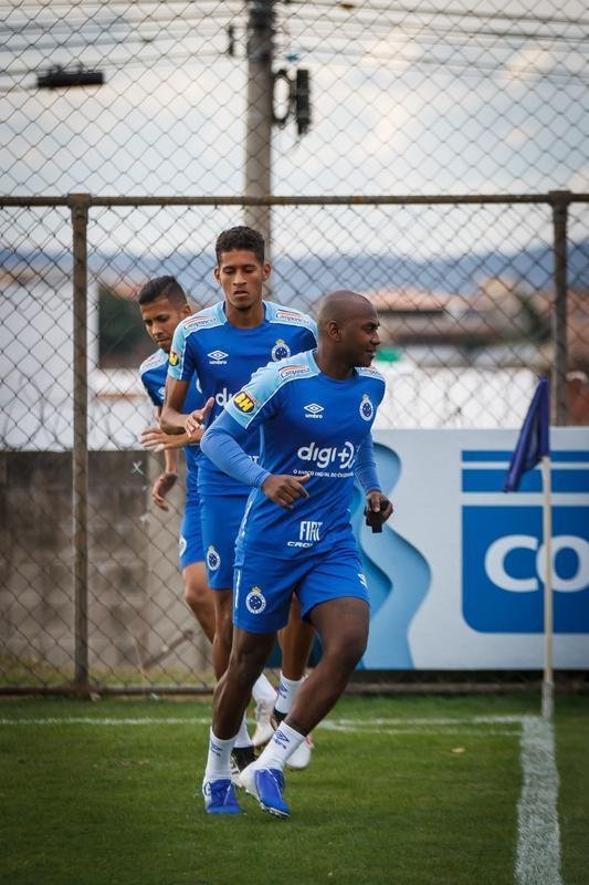 A comisso tcnica do Cruzeiro permitiu que a imprensa acompanhasse somente o comeo das atividades desta quinta-feira, na Toca da Raposa 2. Em campo, foi possvel ver o meia Rodriguinho, que segue programao especial de exerccios elaborada pelos profissionais do clube. O time se prepara para o jogo-treino de segunda-feira, contra o Amrica, que servir de teste visando  retomada das competies. No coletivo de tera-feira, a escalao teve Fbio; Lucas Romero, Ded, Leo e Egdio; Henrique e Jadson; Marquinhos Gabriel, Thiago Neves e David; Fred. Vale ressaltar que o meia Robinho havia sido poupado desse trabalho.