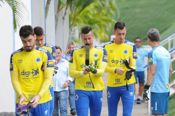 Fotos da apresentao de Adilson Batista como novo tcnico do Cruzeiro. Tcnico teve reunio com jogadores na Toca da Raposa II, falou com a imprensa e depois comandou seu primeiro treino