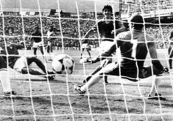 Fotos da vitria da Itlia sobre o Brasil, por 3 a 2, pela segunda fase. Paolo Rossi fez trs gols e se transformou em histrico carrasco da Seleo. Na imagem, o terceiro gol do atacante italiano