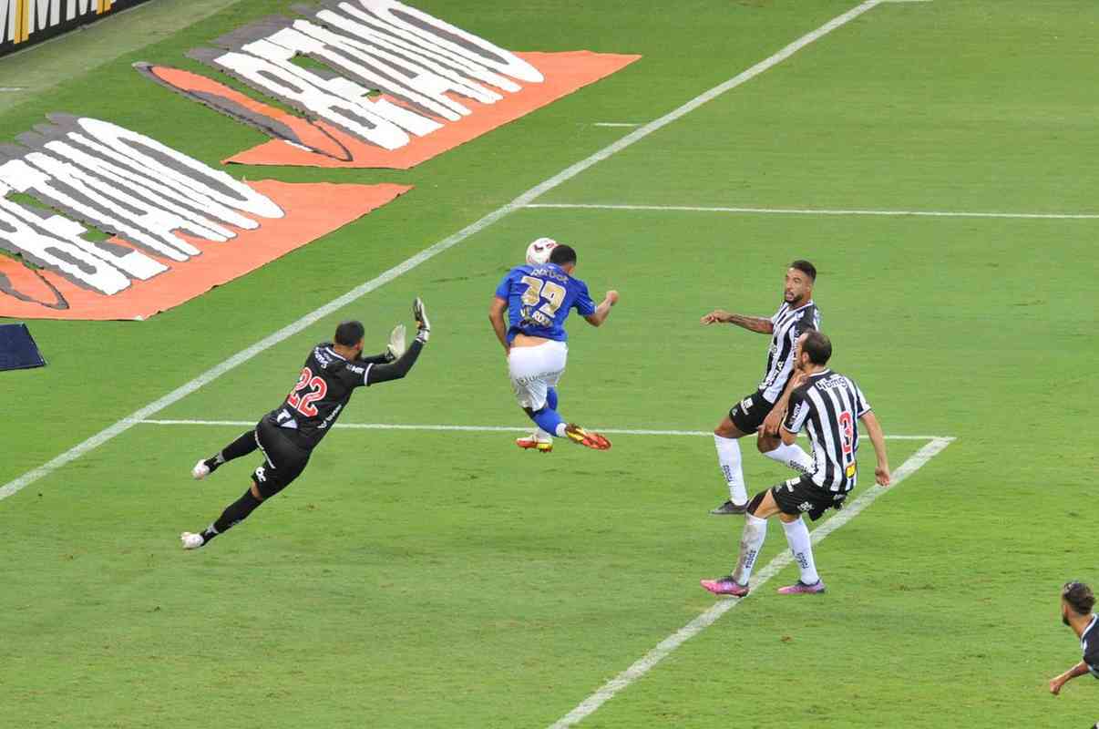 Gol de Vitor Roque, do Cruzeiro, no clássico contra o Atlético