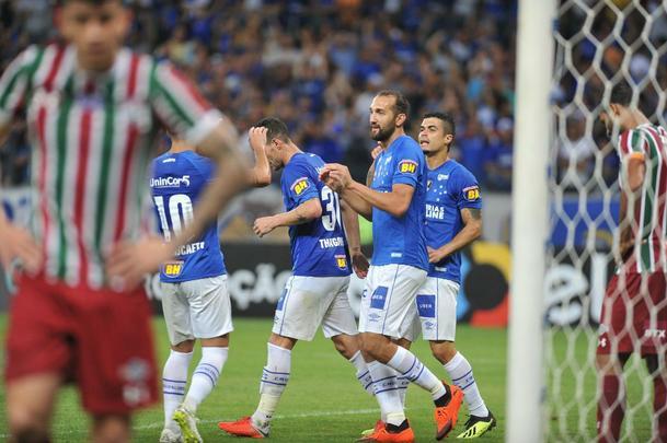 Cruzeiro derrotou Fluminense por 2 a 1, com gols de Raniel e Ayrton Lucas (contra); Henrique, tambm contra, descontou para os cariocas