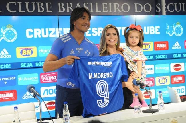 Fotos da apresenta��o do atacante Marcelo Moreno como novo refor�o do Cruzeiro para 2020. Duante entrevista, jogador foi acompanhado pela esposa Marilisy Antonelli e pela filha, Maria Clara