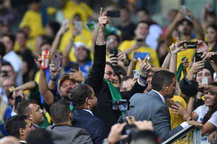 Bolsonaro é vaiado e ovacionado antes de jogo do Grêmio