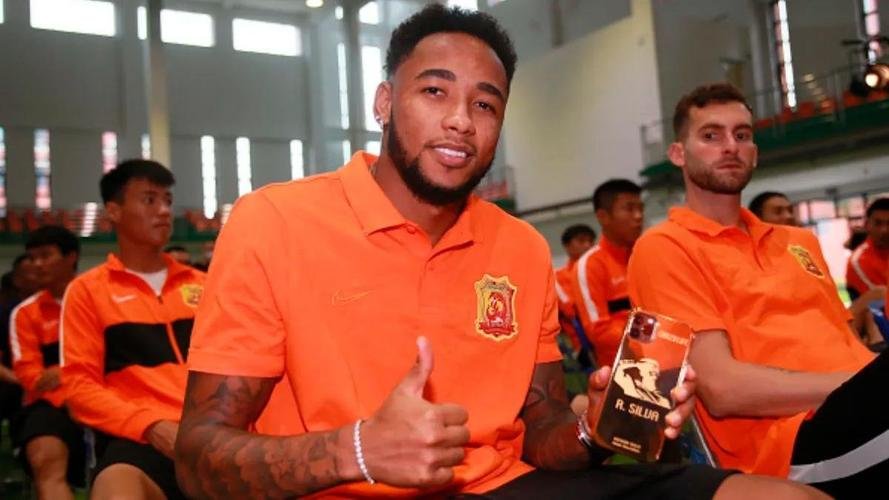 Em 18 de março, o Cruzeiro encaminhou a contratação do atacante Rafael Silva, de 29 anos. Revelado pelo Corinthians, ele esteve por último no Wuhan Zall, da China.