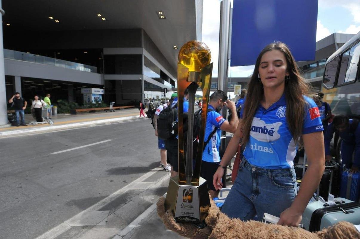 Minas desembarca no aeroporto de Confins, em BH, neste sbado (30), aps o tri da Superliga Feminina