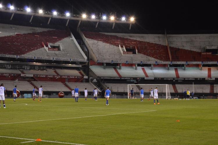 8º Monumental de Nuñez (7 jogos) - Outro gigante de Buenos Aires, na Argentina, também foi palco de jogos da Raposa por várias vezes. O estádio Monumental de Núñez recebeu sete partidas do Cruzeiro na história, com três vitórias dos visitantes, três derrotas e um empate - desempenho de 47,61%.