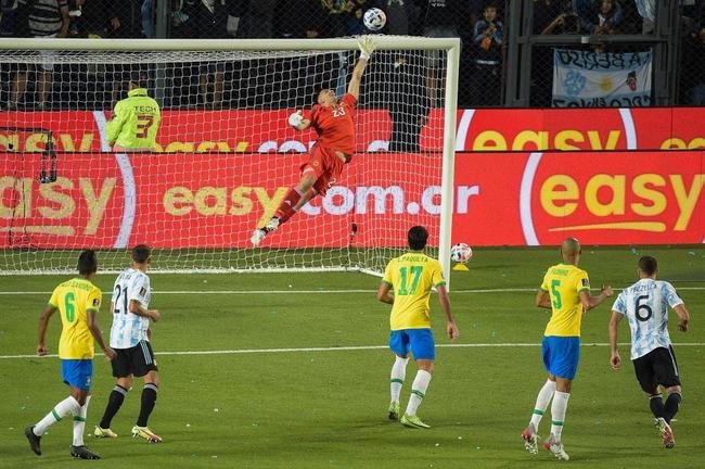 Sem Neymar, Brasil encarou a Argentina em clssco agitado pelas Eliminatrias