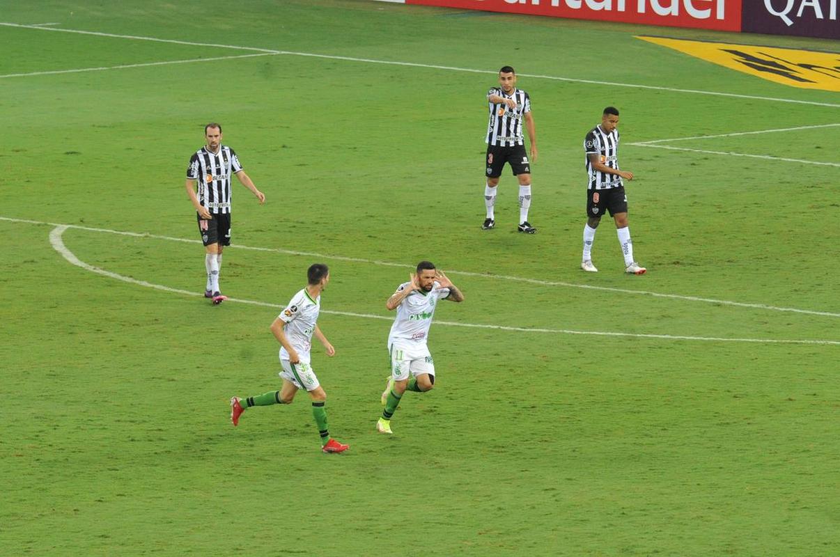 Felipe Azevedo abriu o placar no clssico com um golao em chute de fora da rea, no ngulo esquerdo de Everson: 1 a 0 Amrica
