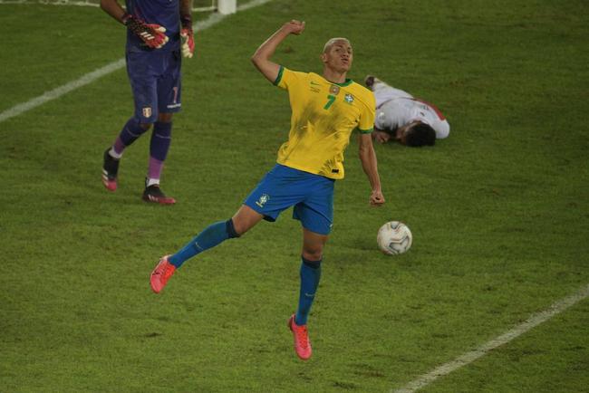 Brasil e Peru se enfrentaram pela segunda rodada do Grupo B da Copa Amrica