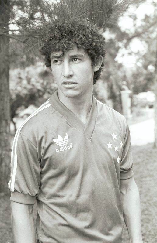 Imagens do Cruzeiro com a camisa da Adidas (Arquivo/Estado de Minas)