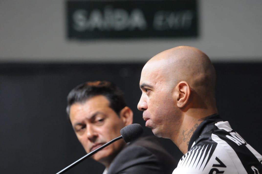 Diego Tardelli foi apresentado pelo diretor de futebol do Atltico, Rui Costa, neste domingo, antes do jogo contra a Caldense