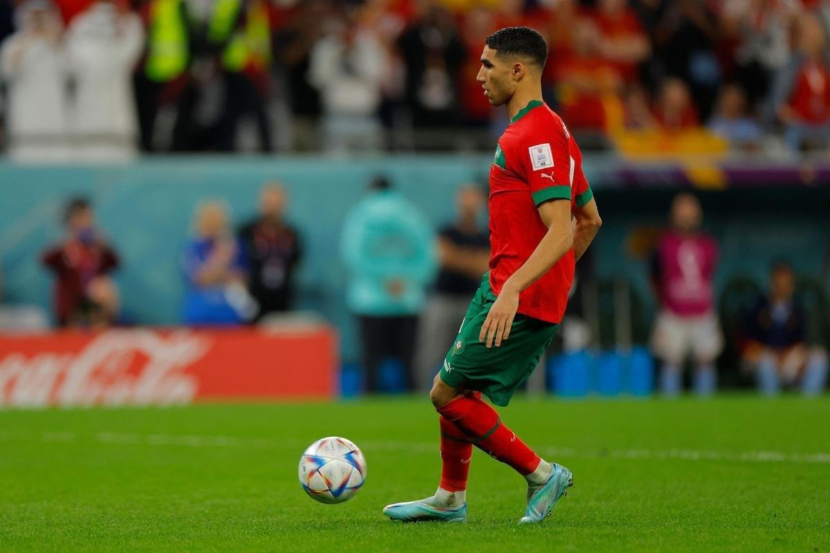 Goleiro Unai Simn caiu para o canto direito, e Hakimi cavou no meio do gol para levar Marrocos s quartas