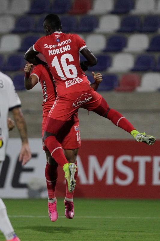 Jogo entre Amrica de Cli e Atltico, em Barranquilla, pela Copa Libertadores, teve diversas paralisaes devido aos efeitos do gs de pimenta nos atletas. Protestos do lado de fora do estdio, contra o governo, tiveram consequncias no gramado. 