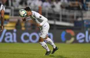 Atltico derrotou Santos por 2 a 1, de virada, com gols de Char, e avanou s quartas de final da Copa do Brasil