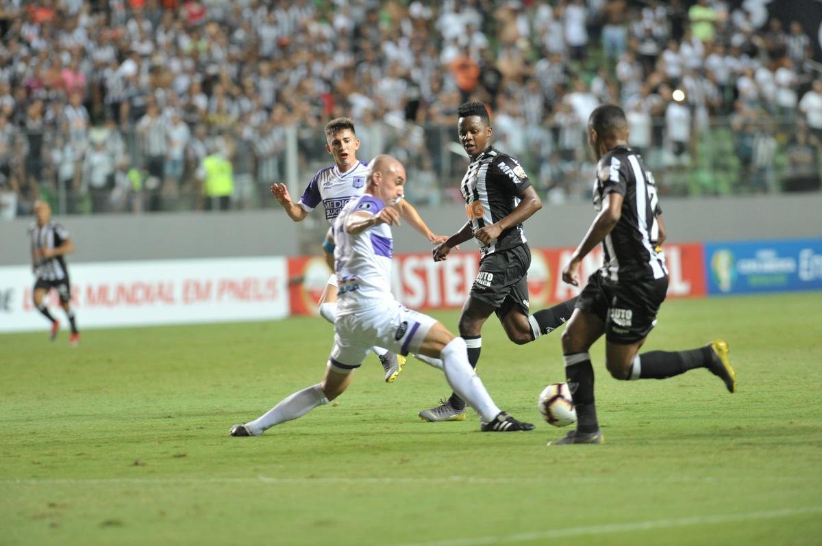 Lances do primeiro tempo do duelo entre Atltico e Defensor, pela terceira fase da Copa Libertadores