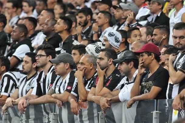 Torcedores do Atltico saram decepcionados do Mineiro com derrota por 3 a 1, e ouviram festa gremista