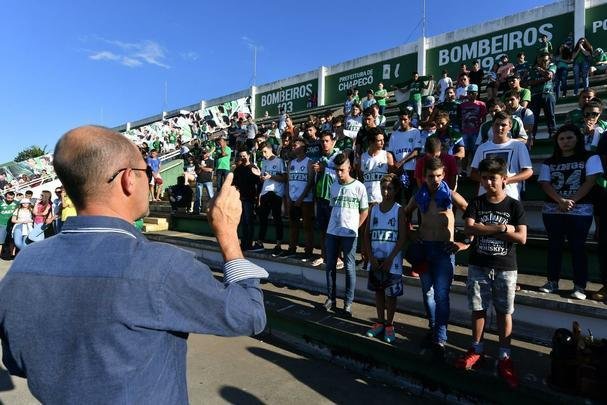 Chapec amanheceu arrasada: milhares de pessoas foram  Arena Cond chorar a morte de 71 pessoas na queda do avio que levava a Chapecoense a Medelln para a final da Copa Sul-Americana. Dia foi de oraes para a vtimas e os seis sobreviventes, dentre eles trs atletas: o goleiro Follmann, o zagueiro Neto e o lateral Alan Ruschel. Cidade do Oeste de Santa Catarina est de luto.
