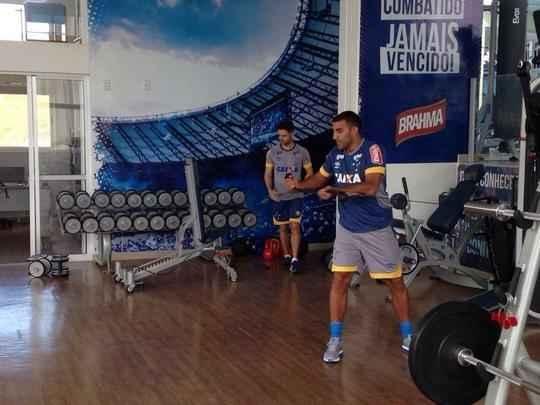 Ramón Ábila realiza atividades na sala de musculação da Toca da Raposa II