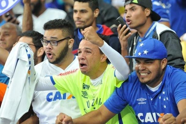 Torcedores do Cruzeiro foram da tenso  euforia no Mineiro, em noite emocionante