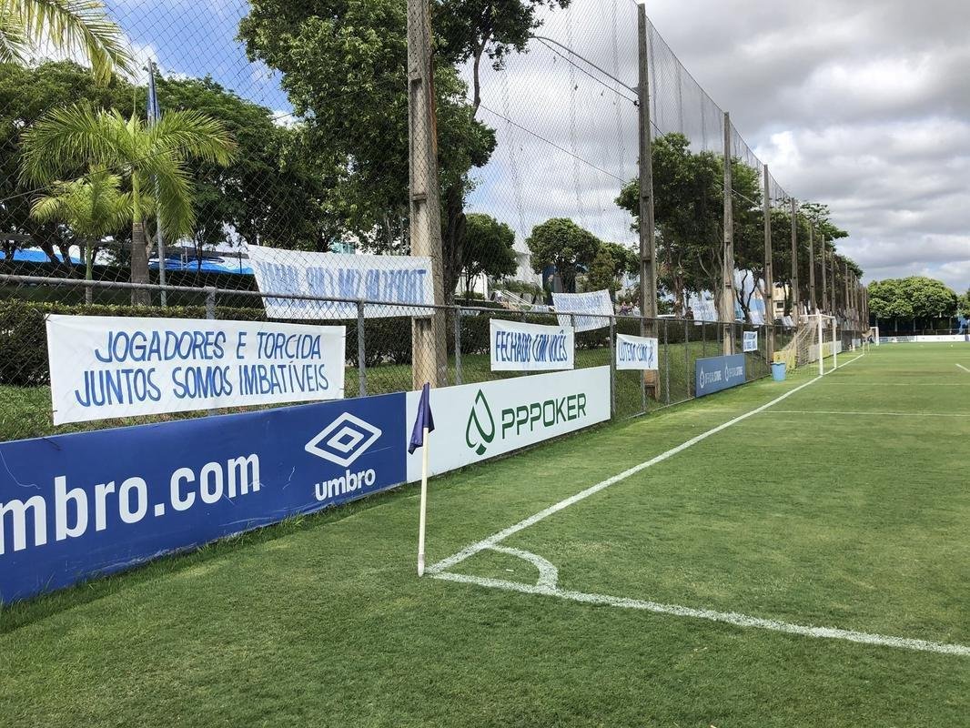 Do lado de dentro do CT, as mensagens eram de apoio ao time, que luta contra o rebaixamento