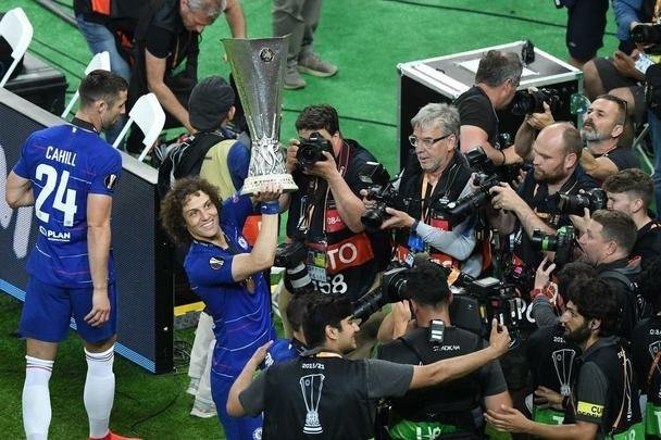 Com direito a um show de Hazard no segundo tempo, quando o craque belga marcou dois gols e ainda deu assistncia para Pedro balanar as redes, o Chelsea goleou o Arsenal por 4 a 1, nesta quarta-feira, no estdio Olmpico de Baku, no Azerbaijo, e conquistou o seu segundo ttulo da Liga Europa