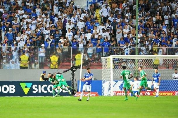 Com apoio da torcida, Cruzeiro recebeu a Chapecoense no Independncia 