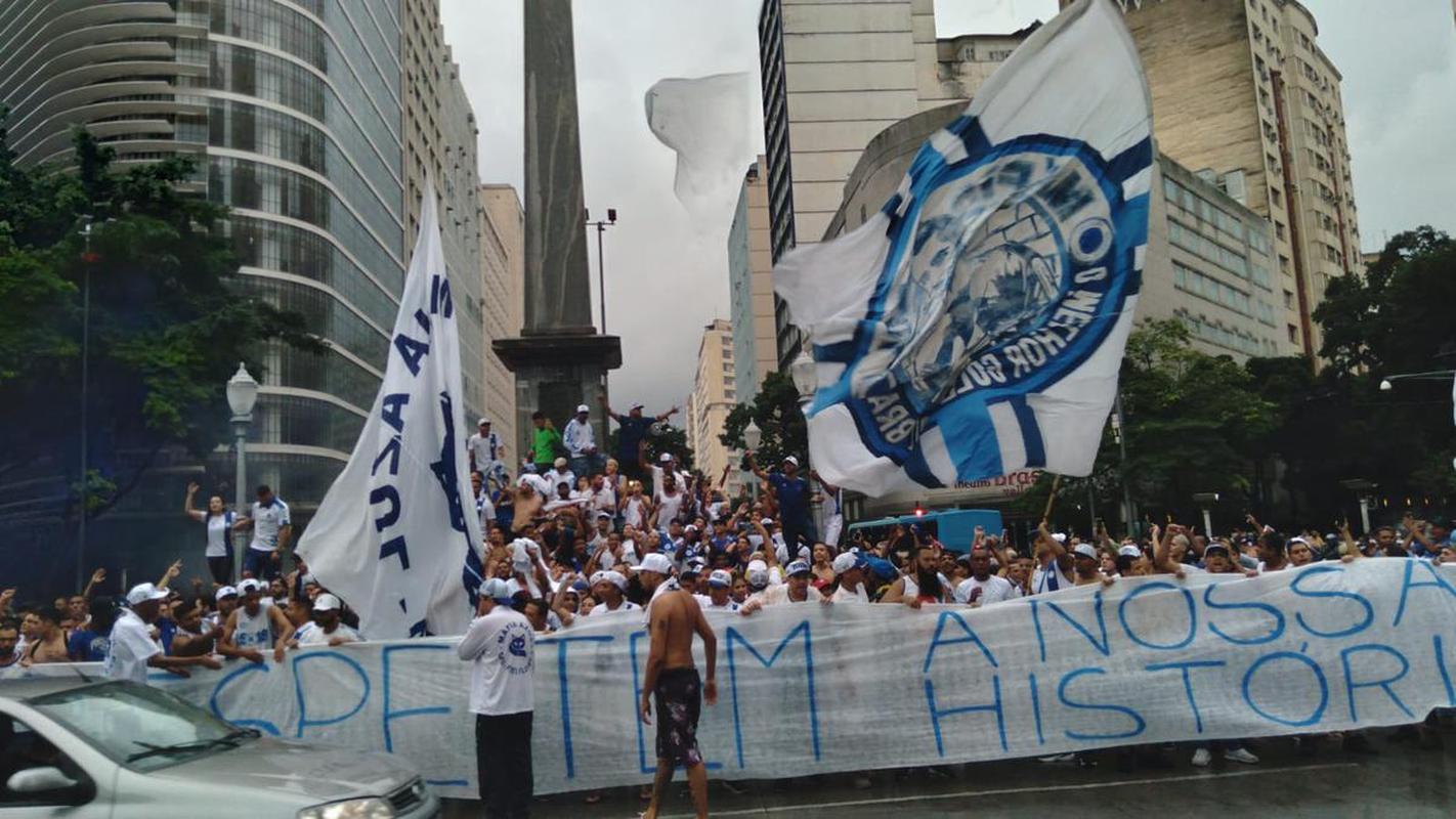 Aps deixarem a Toca da Raposa II, torcedores do Cruzeiro se dirigiram  Praa Sete, no Centro de Belo Horizonte, onde deram sequncia ao protesto contra a sada do goleiro Fbio do clube.