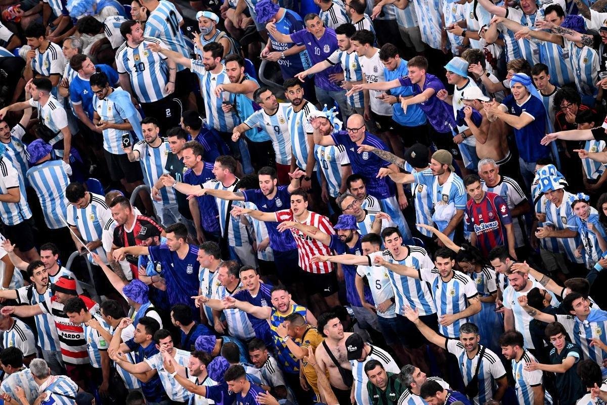 Fotos das torcidas de Argentina e Polnia durante jogo entre as duas selees pelo Grupo C da Copa do Mundo, no Estdio 974, em Doha, no Catar