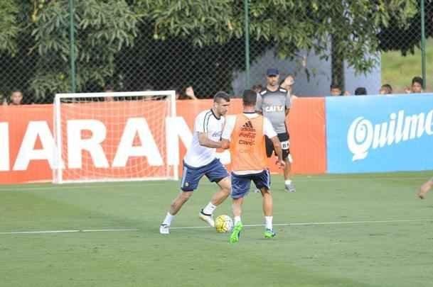 Seleo Argentina treinou nesta tera na Cidade do Galo com Lionel Messi. O craque cobrou faltas, afiou a pontaria e, em seguida, deixou a atividade mais cedo para se poupar. Na parte final, o tcnico Bauza orientou um trabalho em campo reduzido