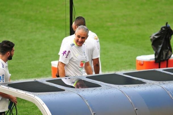 Seleo Brasileira fez, nesta tera  tarde, o seu primeiro treino no Mineiro, em Belo Horizonte, onde enfrentar a Argentina, na quinta, pelas Eliminatrias da Copa. O craque Neymar, do Barcelona, juntou-se ao grupo e trabalhou normalmente no gramado.