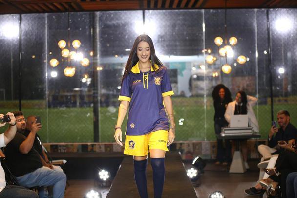 Na estreia na elite, Retrô terá camisas com cadarço na gola