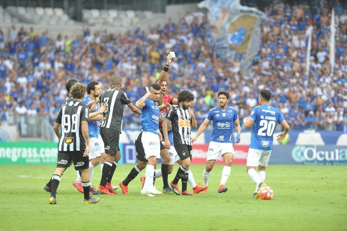 Fotos do primeiro tempo do clssico entre Cruzeiro e Atltico, pela final do Mineiro
