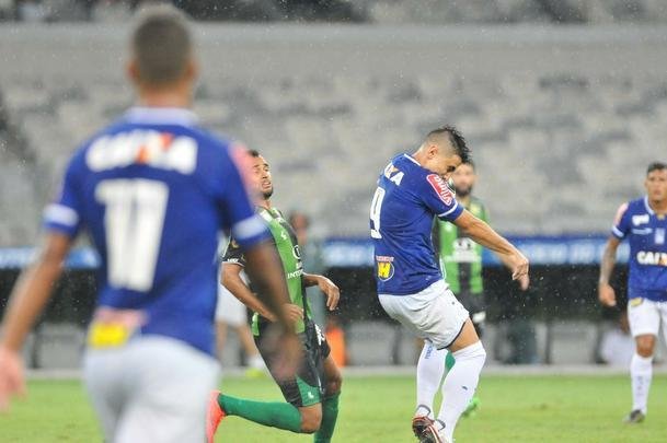 Cruzeiro e Amrica ficaram no empate, e permitiriam a chegada do Uberlndia  liderana
